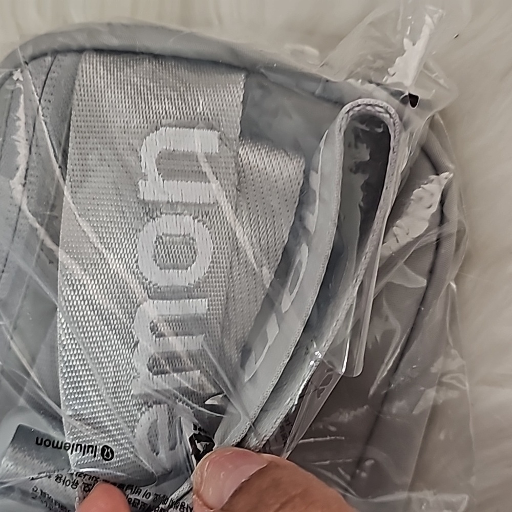 Lululemon Everywhere Belt Bag One Size Rhino Grey Unixes New - Picture 8 of 9